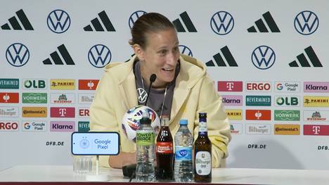 Ihr Großvater spielt im Leben von Ann-Katrin Berger eine wichtige Rolle und schaut auch gerne bei ihren Spielen zu. Dabei ist ihr Opa ein ganz besonderer Typ, wie die DFB-Torhüterin jetzt verriet.