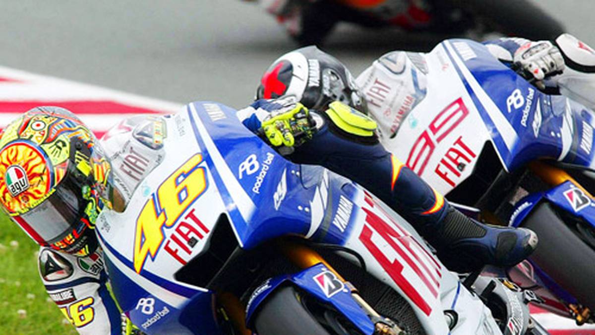 Zur Wiederholung kommt es im gleichen Jahr auf dem Sachsenring - wieder mit dem besseren Ende für Rossi. Nachdem Rossi den Spanier in der vorletzten Runde überholt, rast er mit 99 Tausendstelsekunden Vorsprung über die Zielllinie
                  