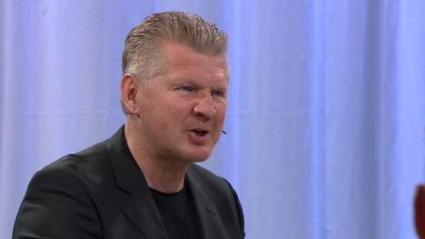 Shkodran Mustafi, Klaas Jan Huntelaar und Sead Kolasinac sollen sich auf Schalke für die Entlassung von Christian Gross eingesetzt haben. Stefan Effenberg fällt im Doppelpass ein vernichtendes Urteil.