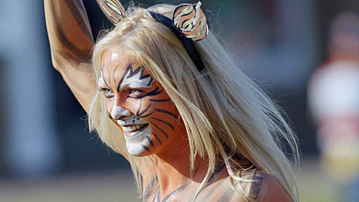 Dreimal darf man raten, welchem prominenten Golfer diese Dame bei den British Open 1997 die Daumen drückt