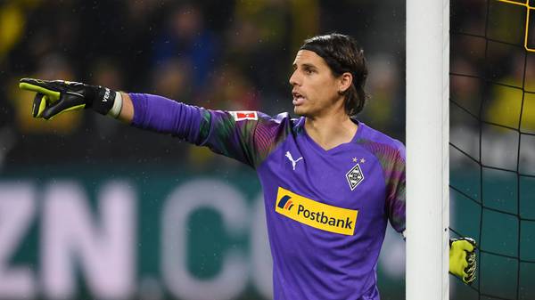 DORTMUND, GERMANY - OCTOBER 19: Yann Sommer of Borussia Monchengladbach gives his team instructions during the Bundesliga match between Borussia Dortmund and Borussia Moenchengladbach at Signal Iduna Park on October 19, 2019 in Dortmund, Germany. (Photo by Jörg Schüler/Bongarts/Getty Images)