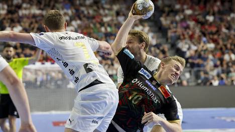 Magnus Landin Jacobsen (THW Kiel), Gisli Kristjansson (SC Magdeburg) und Petter Overby (THW Kiel) kämpfen um den Ball