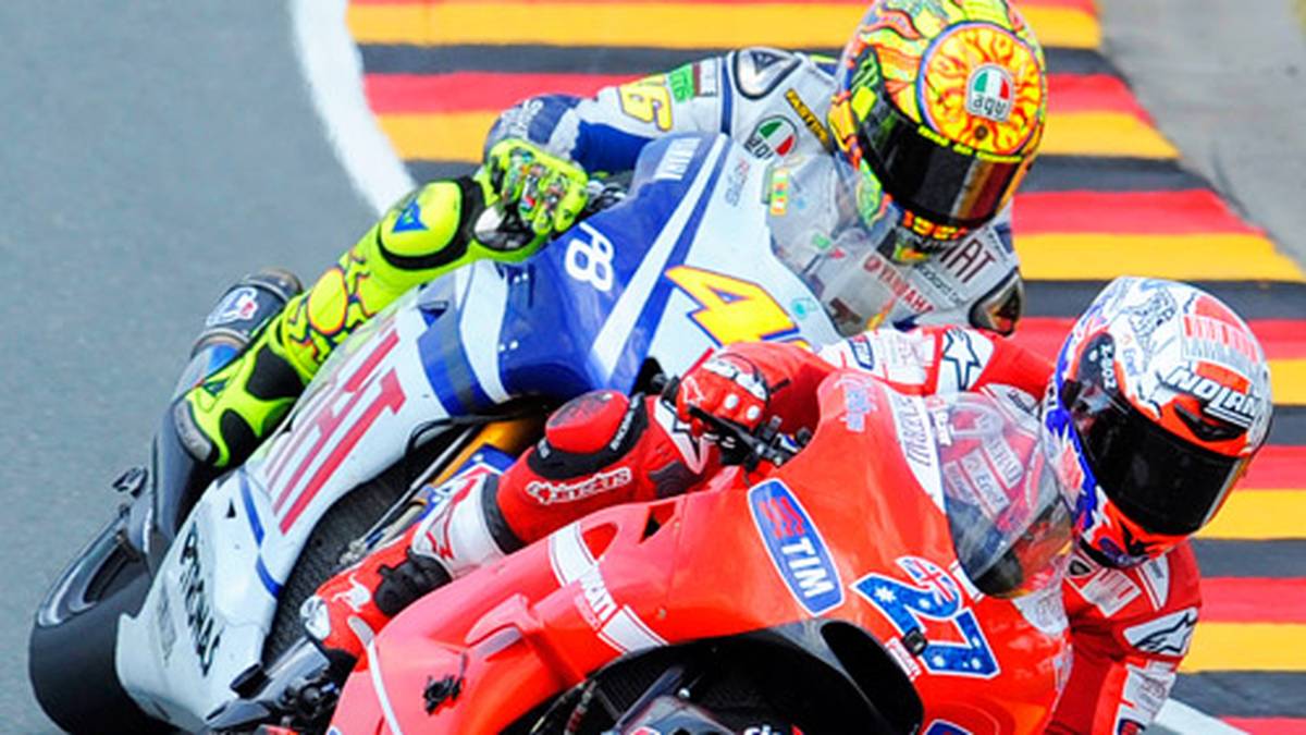 Erneut auf dem Sachsenring entwickelt sich im nächsten Jahr ein turbulentes Rennen. Nach dem Start können sich Lorenzo und Pedrosa absetzen. Doch das Rennen muss nach zehn Runden unterbrochen werden: Randy De Puniet crasht und bricht sich dabei das linke Schien- und Wadenbein. Nach dem Re-Start fährt Dani Pedrosa souverän zum Sieg vor Lorenzo, doch dahinter kämpfen Rossi und Casey Stoner verbissen. Mit einem harten Manöver in der letzten Kurve setzt sich der Australier schließlich durch
                  