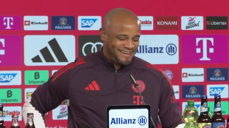 Nach dieser Frage auf der Pressekonferenz vor dem Topspiel gegen den BVB muss der Bayern-Coach Vincent Kompany herzlich lachen. 