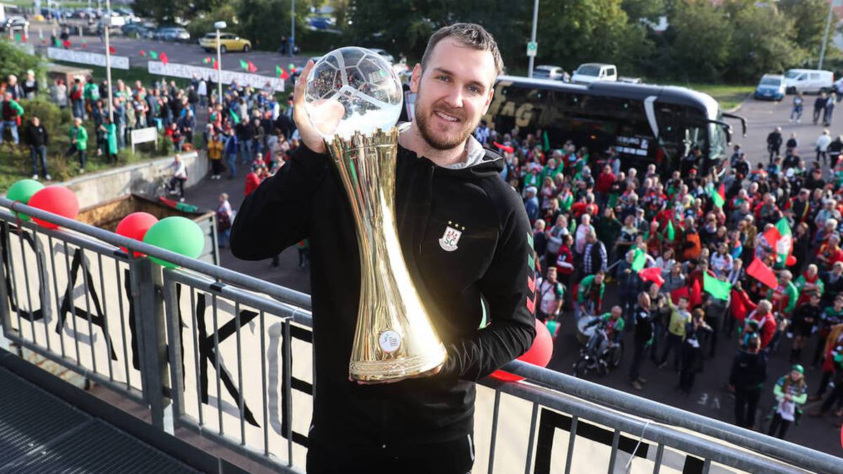 Christian O Sullivan trägt stolz den Pokal nach dem Triumph bei der Klub-WM
