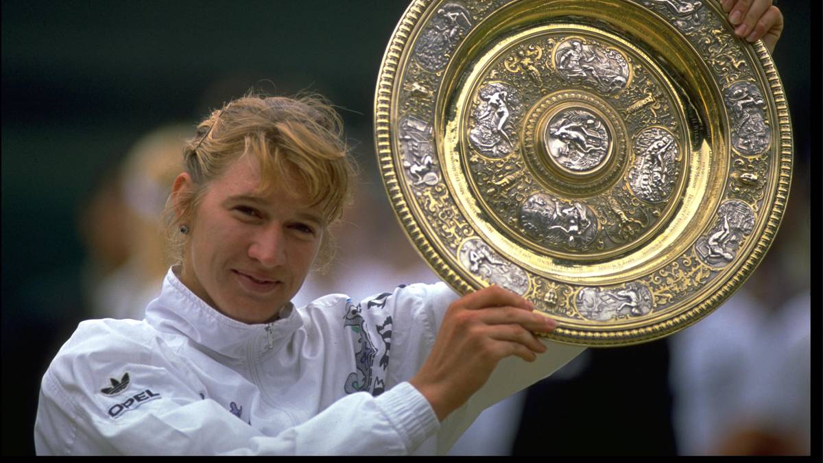 1988 gelingt Graf bis heute nur einmal Erreichtes: Mit Siegen in Melbourne, Paris, London und New York sowie Olympia-Gold im Einzel gewinnt sie den Golden Slam. Insgesamt steht Graf 377 auf Platz eins der Weltrangliste - Rekord