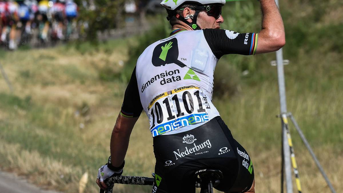 Mark Cavendish kann in die Entscheidung nicht mehr eingreifen. Ihn ereilt ein Reifenschaden. Die Ausreißer retten den Vorsprung ins Ziel