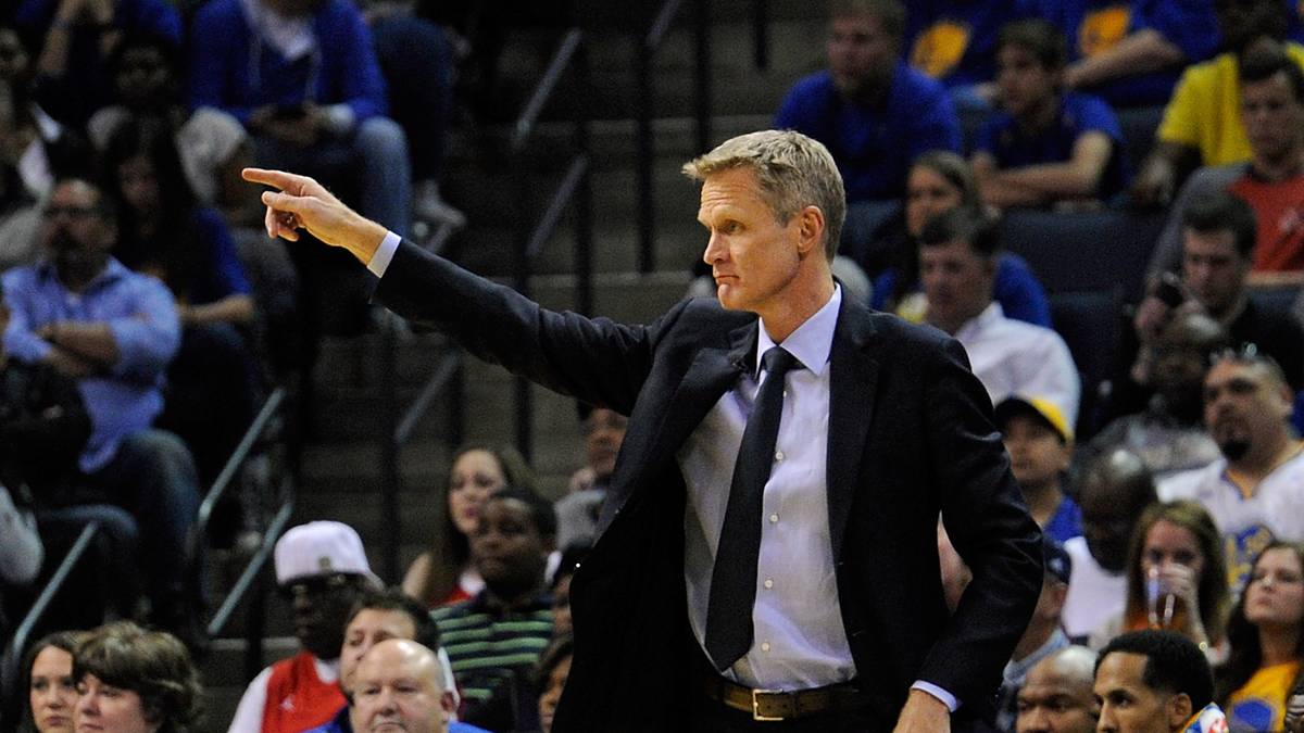 Steve Kerr erhält von der NBA den Award für den besten Trainer des Jahres. Obwohl der 50-Jährige 43 Spiele wegen einer Rückenverletzung verpasst, führt er die Golden State Warriors um Stephen Curry zur Rekordsaison mit einer Bilanz von 73:9. Sein Ersatzmann Luke Walton wird auf Rang acht gewählt. Kerr erhält 381 Punkte von den wahlberechtigten Sportjournalisten