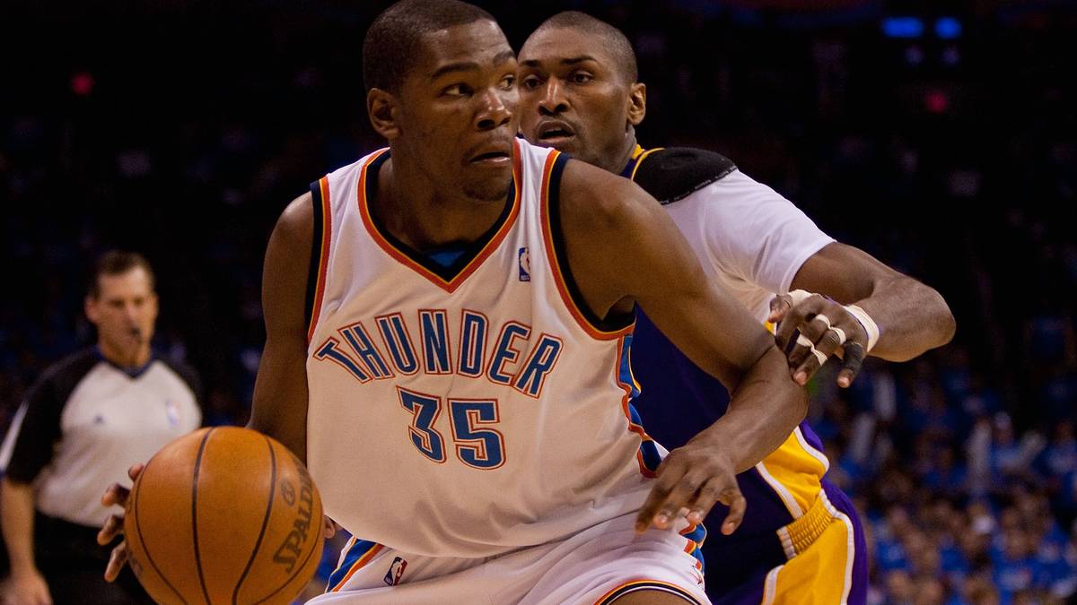 PLATZ 11: Der Wechsel von Kevin Durant 2016 schlägt hohe Wellen. Der Superstar will nach acht Jahren bei den Oklahoma City Thunder ein neues Kapitel aufschlagen und schließt sich als Free Agent Titelfavorit Golden State Warriors an
