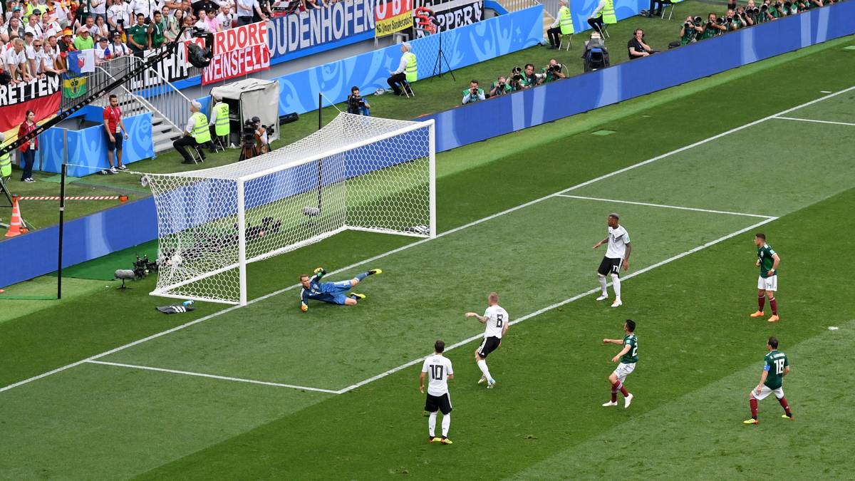 Der Titelverteidiger startete mit einer entlarvenden 0:1-Pleite gegen Mexiko in Moskau ins Turnier. Das DFB-Team ließ sich wie eine Jugendmannschaft auskontern. Im Anschluss gaben die Spieler zu Protokoll, sie seien von der mexikanischen Spielweise überrascht worden