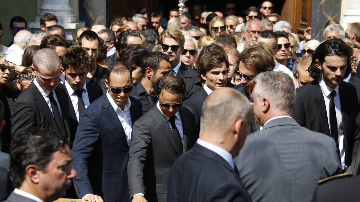 Am Sarg ihres Freunden und Kollegen nehmen Felipe Massa (M.) und Pastor Maldonado (l.) Abschied