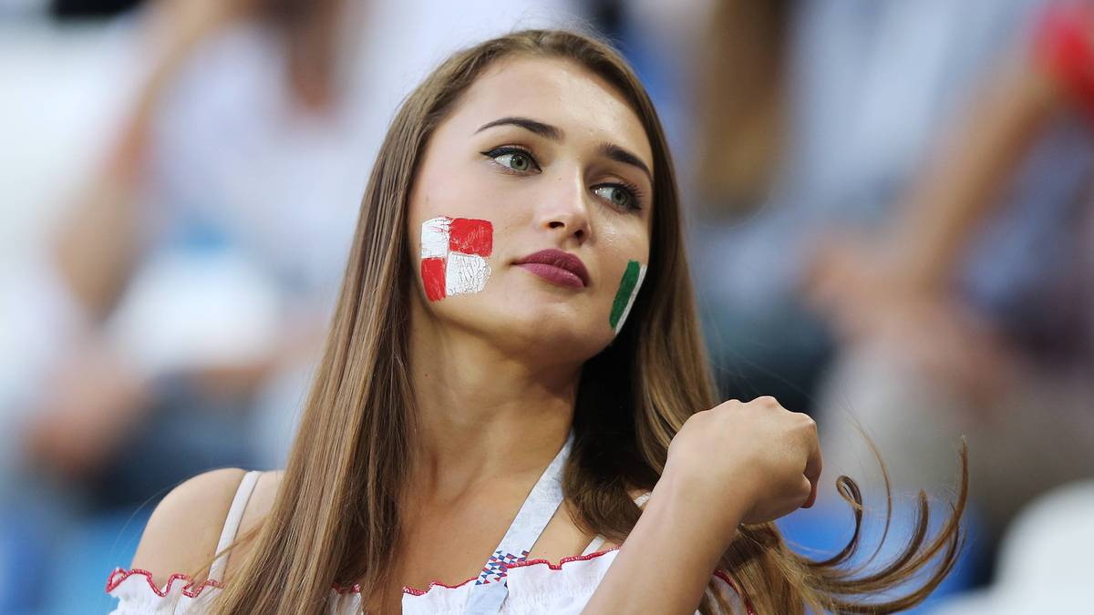 Kroatien gegen Nigeria: Diese Dame interessiert sich wohl nicht sonderlich für das Geschehen der Teams