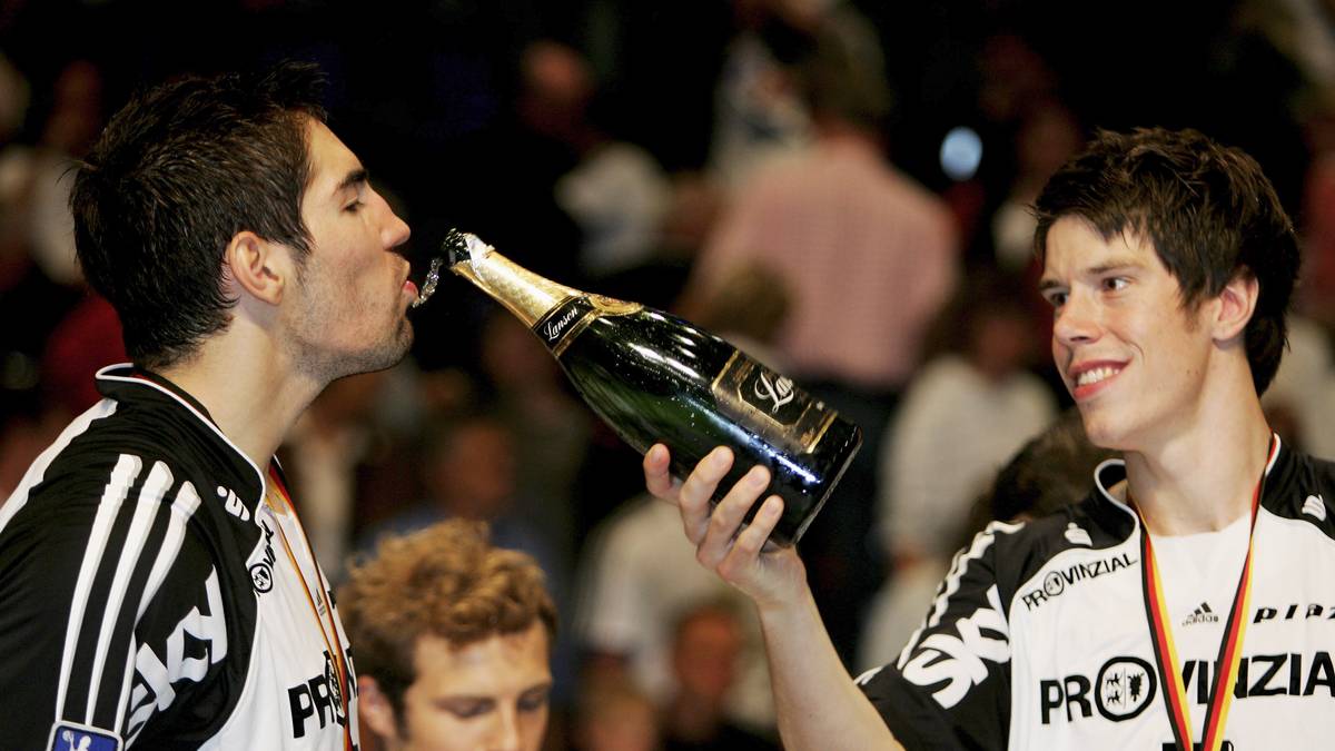 2007: Die engste Meisterschaftsentscheidung vor dem Drama von 2014 gibt es 2007 - und auch damals ist Kiel beteiligt. Im Zweikampf mit dem HSV Hamburg entscheidet das Torverhältnis. 98 Tore liegt der Rekordmeister vorne und darf sich über den 13. Meistertitel freuen. Nikola Karabatic (l.) bekommt von Kim Andersson (r.) eine Kostprobe des Siegerchampagners