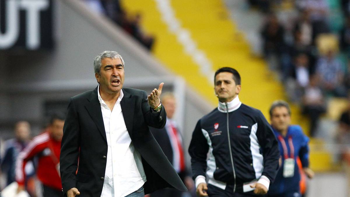 Den 15. Rang hält aktuell BURSASPOR, und der türkische Meister von 2009/10 hat mit -7 gegenüber -17 das klar bessere Torverhältnis auf seiner Seite. Das schwerere Restprogramm spricht zudem gegen Akhisarspor