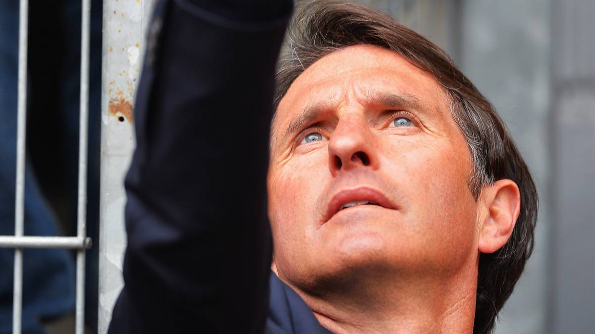 Schnell noch ein Selfie, dann geht er los, der 30. Spieltag der Bundesliga! HSV-Trainer Bruno Labbadia ist trotz der bedrohlichen Ausgangslage die Ruhe selbst