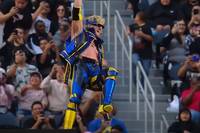 Vor seinem Match gegen Seth Rollins bei WrestleMania 39 gönnt sich Logan Paul einen triumphal Einzug - wie einst Shawn Michaels seilt er sich von der Hallendecke ab.