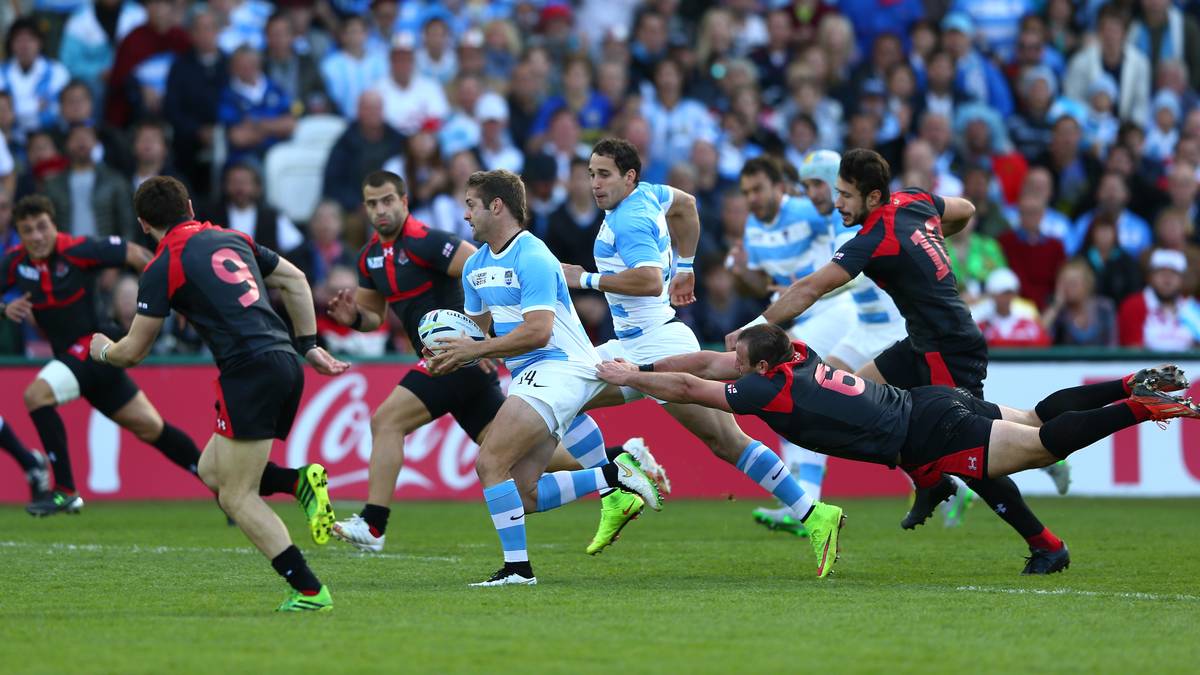 Auch ein Hechtsprung hilft dem Georgier Giorgi Tkhilaishvili nicht weiter. Santiago Cordero von den argentinischen Pumas ist ihm entwischt