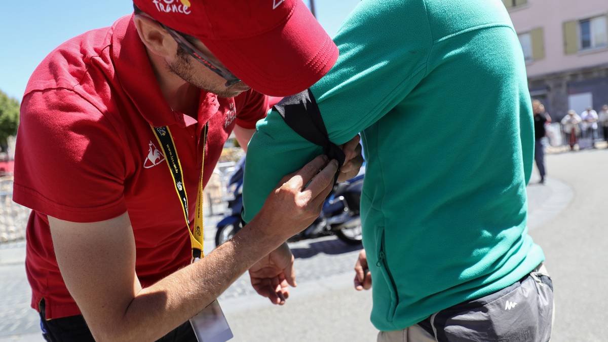 Die 13. Etappe der Tour de France steht ganz unter dem Zeichen der Trauer ob des schrecklichen Attentats in Nizza vom Vorabend. Viele Fahrer drücken ihr Mitgefühl aus, gestartet wird das erste Einzelzeitfahren der Tour trotzdem