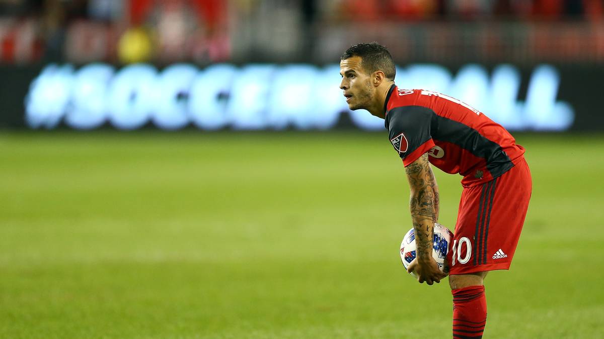PLATZ 17 - SEBASTIAN GIOVINCO: Noch bis zum Ende des vergangenen Jahres verzückte der Italiener in den USA und Kanada die Fans des FC Toronto. Seine Technik erinnert dabei an die seines Landsmanns Zola: Kurzer Anlauf und präziser Schlenzer mit rechts