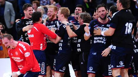 Die Spieler der SG Flensburg-Handewitt feiern den Einzug ins Finale des REWE Final Four