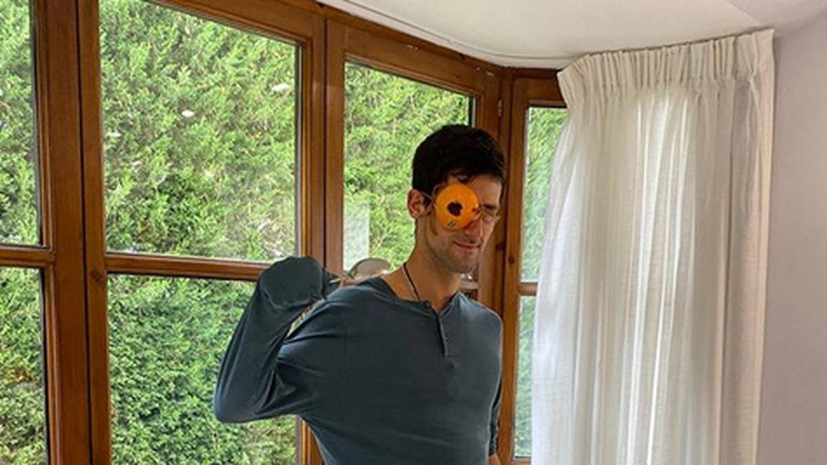 Novak Djokovic nutzt die Zwangspause wegen Corona für einen Ausflug in die Kindheit und gibt  seine eigene Interpretation des Captain Hook zum Besten - Yo Ho Ho und ne Buddel voll Rum