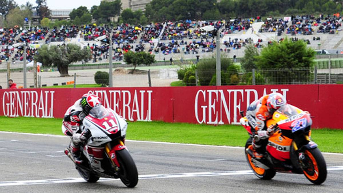 Nicht minder spannend ist das Saisonfinale in Valencia im gleichen Jahr. Obwohl Stoner Platz zwei zum WM-Titel reicht, setzt er in der letzten Kurve noch einmal alles auf eine Karte und zieht an Spies vorbei. 0,015 Sekunden Vorsprung weist die Anzeige am Ende für Stoner auf
                  