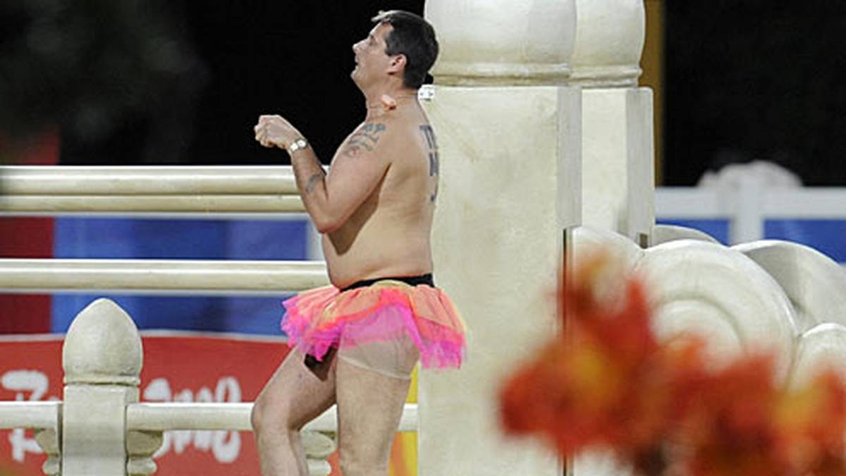 Beim Springreitwettbewerb der Olympischen Spiele 2008 in Peking sorgt dieser Fan für Aufsehen