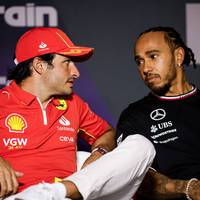 Carlos Sainz fährt wie entfesselt, muss nächstes Jahr aber Lewis Hamilton weichen.  Ein Ex-Mitarbeiter des Teams glaubt, dass der Rennstall die Entscheidung schon hinterfragt. 