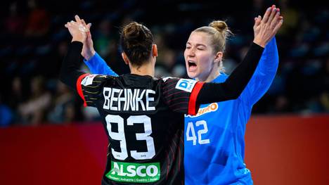 Julia Behnke und Torhüterin Katharina Filter gewinnen gegen die Schweiz bei der Handball-EM