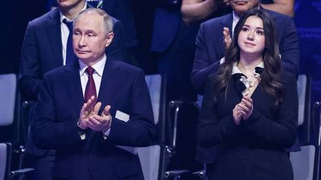 Kamila Walijewa (r.) verfolgte die Eröffnung der "Games of the Future" an der Seite von Wladimir Putin