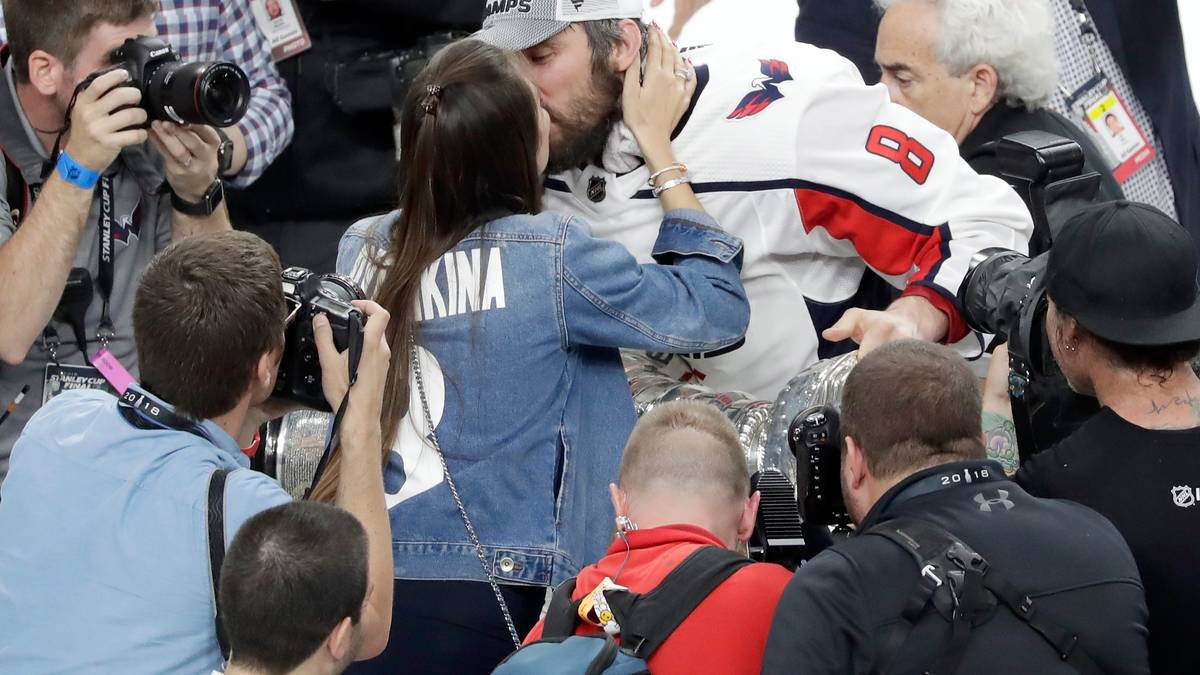 Zu seiner Liebsten kämpft sich Owetschkin dennoch vor und holt sich seinen Siegerkuss ab