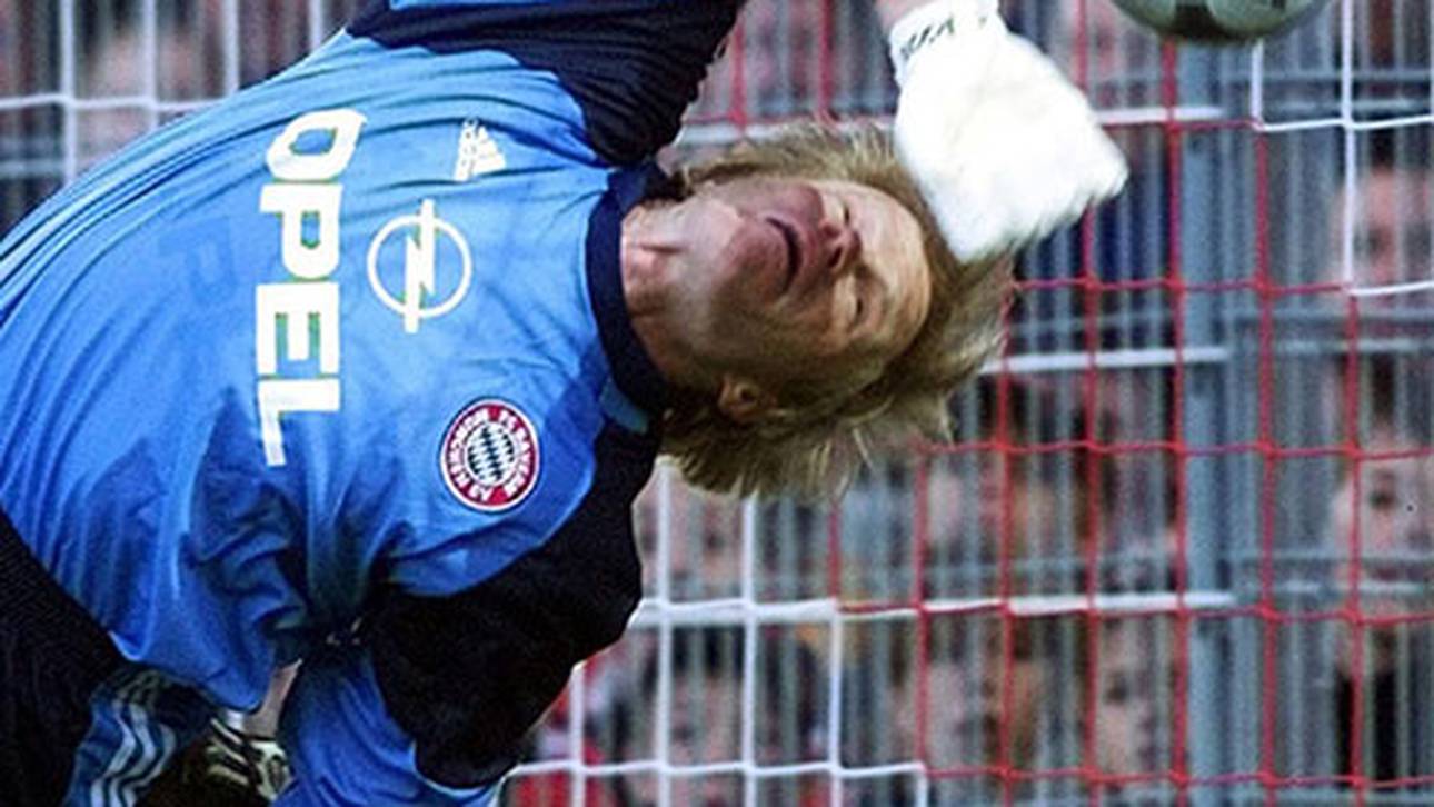 Der deutsche Torhüter Oliver Kahn zeigt im Jahr 2000 beim Spiel seines FC Bayern München in Freiburg eine Glanzparade (Copyright: action press)
