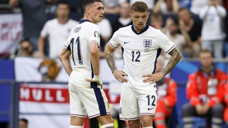 Phil Foden (l.) und England haben ihr EM-Achtelfinale gegen die Slowakei mit Ach und Krach gewonnen