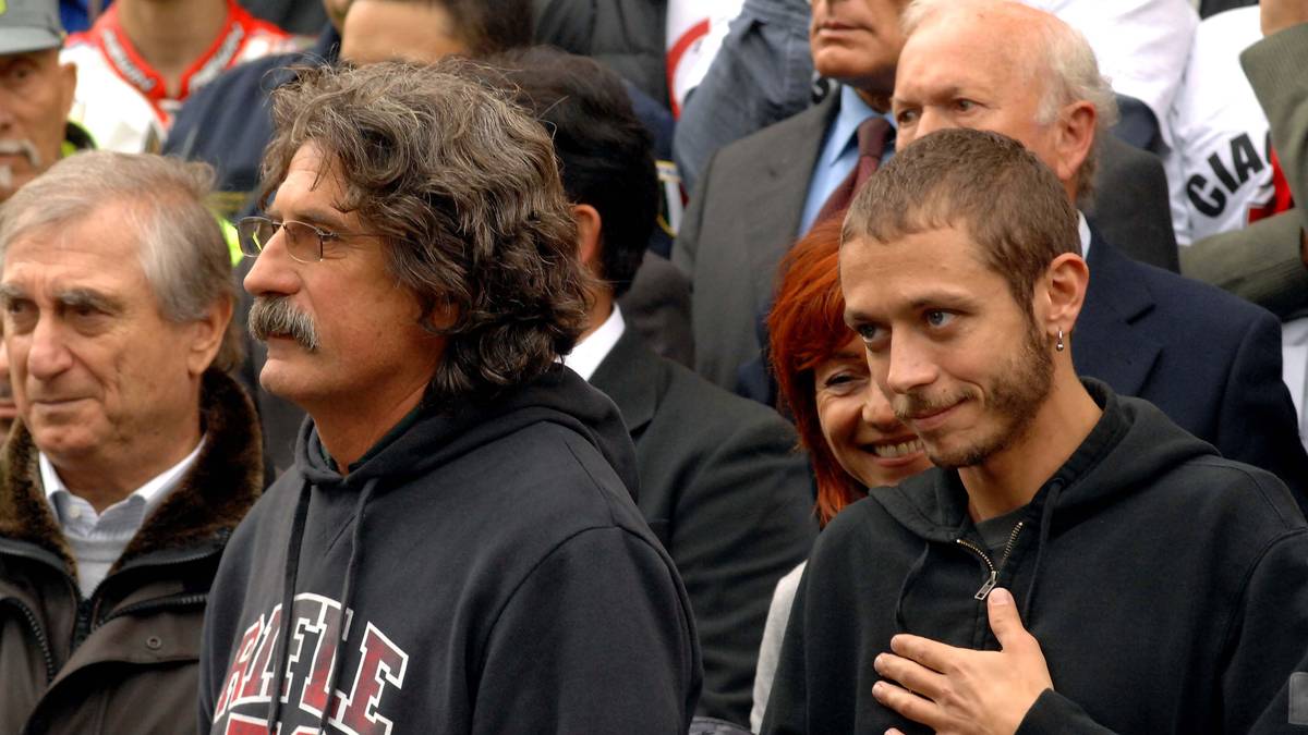 Valentino Rossi (r.) und Simoncellis Eltern Paolo und Rossella (hinter Rossi) bei der Beerdigung
