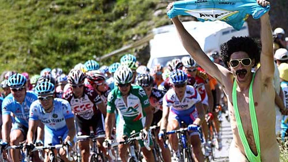 Flitzer sind vor allem bei den Bergetappen der Tour de France an der Tagesordnung. Dieser Fan im Borat-Outfit unterstützt natürlich das kasachische Astana-Team