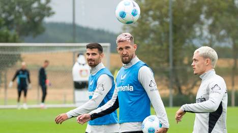 Martin Terrier (l.) erzielt sein erstes Tor für Bayer