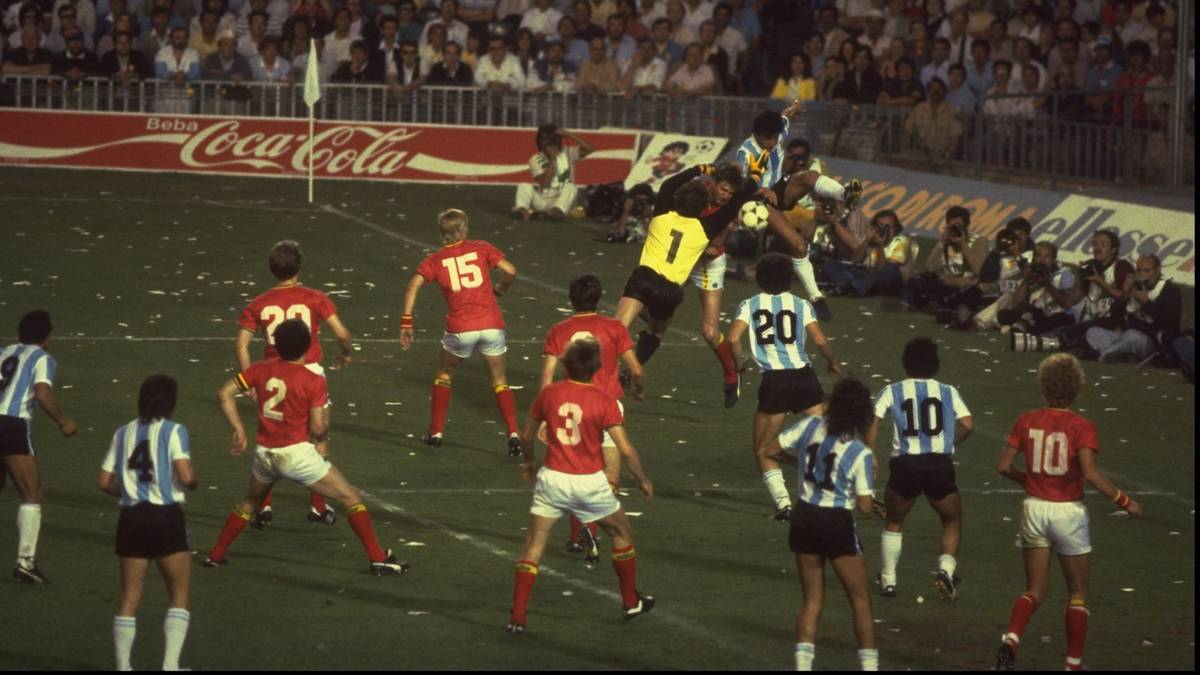 WM 1982: ARGENTINIEN - BELGIEN 0:1 - Na endlich! Bei der WM in Spanien erzielt der Belgier Erwin Vandenbergh in der 62. Minute das erste Tor in einem WM-Eröffnungsspiel. Zum Entsetzen von Weltmeister Argentinien bleibt es der einzige Treffer im Spiel 