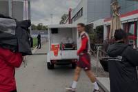 Beim Abschlusstraining vor der Partie gegen Aston Villa teilt Leon Goretzka gegen die Medien aus, die ihm seiner Meinung nach zu sehr auf die Pelle rücken.