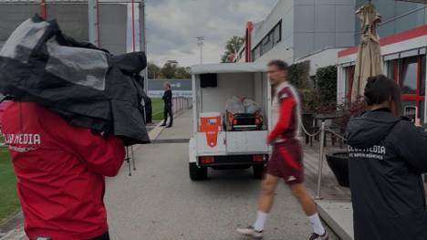 Beim Abschlusstraining vor der Partie gegen Aston Villa teilt Leon Goretzka gegen die Medien aus, die ihm seiner Meinung nach zu sehr auf die Pelle rücken.