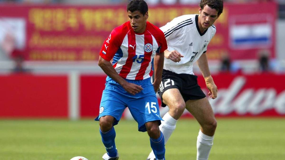 Christoph Metzelder (Abwehr): In der Dreierkette war der BVB-Star mit 21 Jahren das Kücken des Teams. Noch bis 2013 spielte er bei Schalke. Später wurde er in einem Kinderpornografie-Prozess zu einer Bewährungsstrafe verurteilt. 