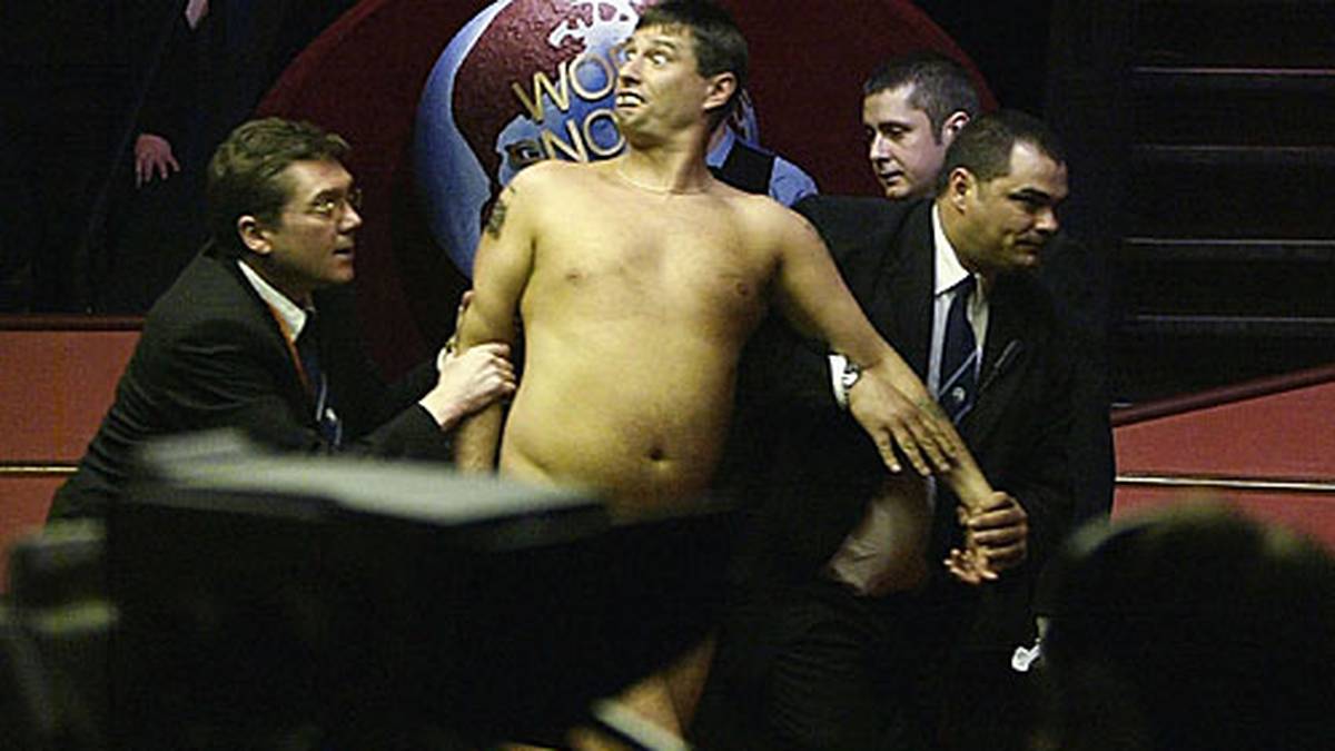 Snooker, das bedeutet Konzentration, Präzision, taktisches Geschick - und dicke Flitzer, wie hier beim Match zwischen Ronnie O'Sulivan und Graemme Dott