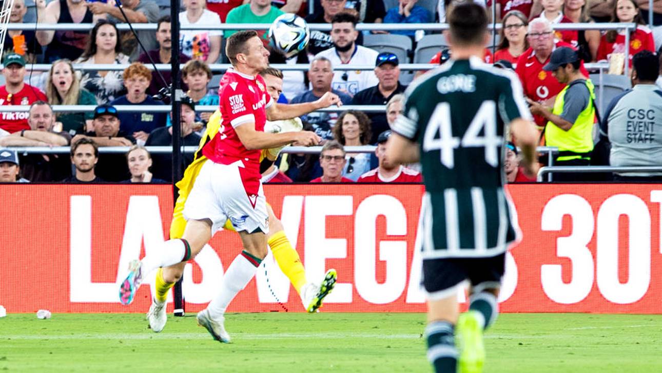 Die Aufregerszene: United-Keeper Bishop kommt gegen Wrexham-Stürmer Mullin zu spät