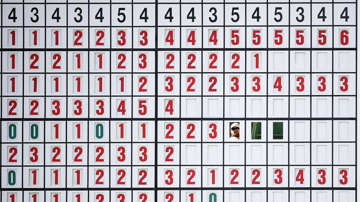 Noch ein Suchbild: Auf dieser Scorekarte hat sich ein Mensch versteckt, der durch die Ergebnistafel linst
