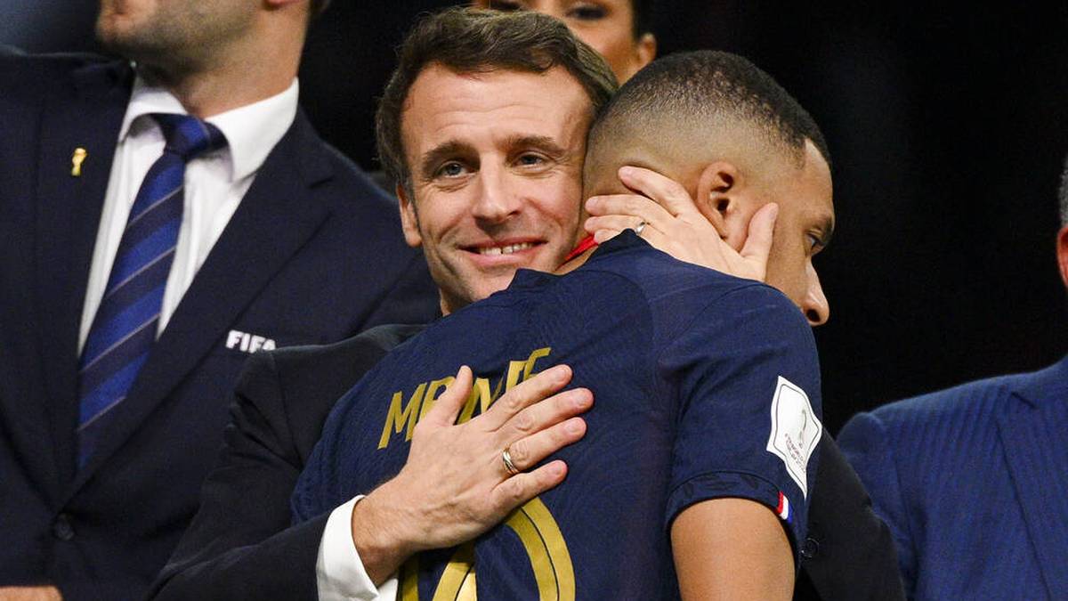 Frankreichs Präsident Emmanuel Macron tröstete Kylian Mbappé bei der WM 2022 - und appelliert nun wegen einer Teilnahme an den Olympischen Spielen an Real Madrid