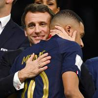 Frankreichs Staatspräsident Emmanuel Macron meldet sich erneut zu den Wechselplänen von Kylian Mbappé ein. Emmanuel Macron hat eine Botschaft an Real Madrid.