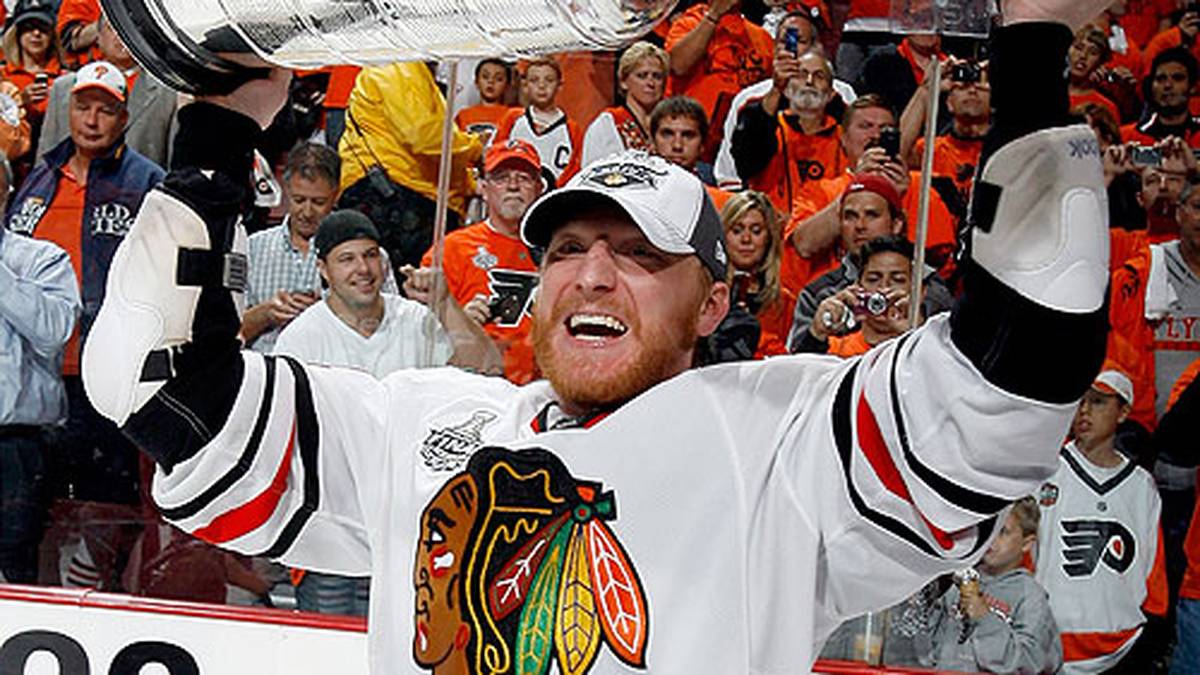 Verrückter wurde es dann 2009, als die Chicago Blackhawks Marian Hossa verpflichteten. Der Flügelstürmer war zu diesem Zeitpunkt 30 Jahre alt. Gleich für zwölf Jahre, also bis in sein 43. Lebensjahr hinein, sicherten sich die Blackhawks dessen Dienste. Doch Hossa musste 2017 aufgrund einer Hauterkrankung seine Karriere beenden