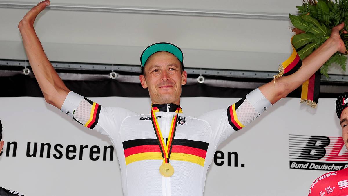 MARCUS BURGHARDT (Team Bora-Hansgrohe): 34 Jahre, 9. Tour-Teilnahme, Tour-Etappensiege: 1, größte Erfolge: Etappensieger bei der Tour 2008, Deutscher Straßenmeister 2017. Er reist als frischgebackener Deutscher Meister nach Düsseldorf. Burghardt wird Helferaufgaben für Rafael Majka und Peter Sagan übernehmen