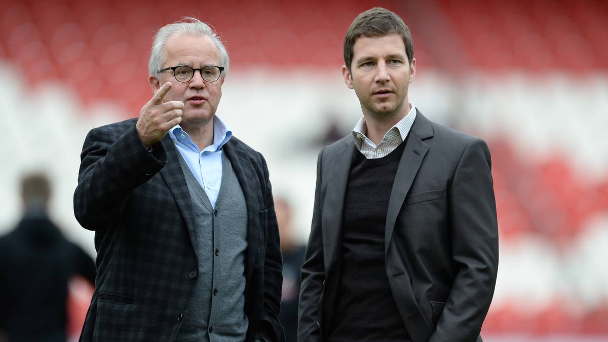 JOCHEN SAIER (Sportdirektor) hospitiert 2001 als 23-Jähriger beim SC Freiburg. Schritt für Schritt arbeitet er sich im Klub nach oben, leitet ab 2003 die Fußballschule und folgt 2013 auf Dirk Dufner in der sportlichen Verantwortung. 2014 rückt er in den Vorstand auf und arbeitet bis vor wenigen Wochen eng mit dem frisch gewählten neuen DFB-Präsidenten Fritz Keller im Breisgau zusammen