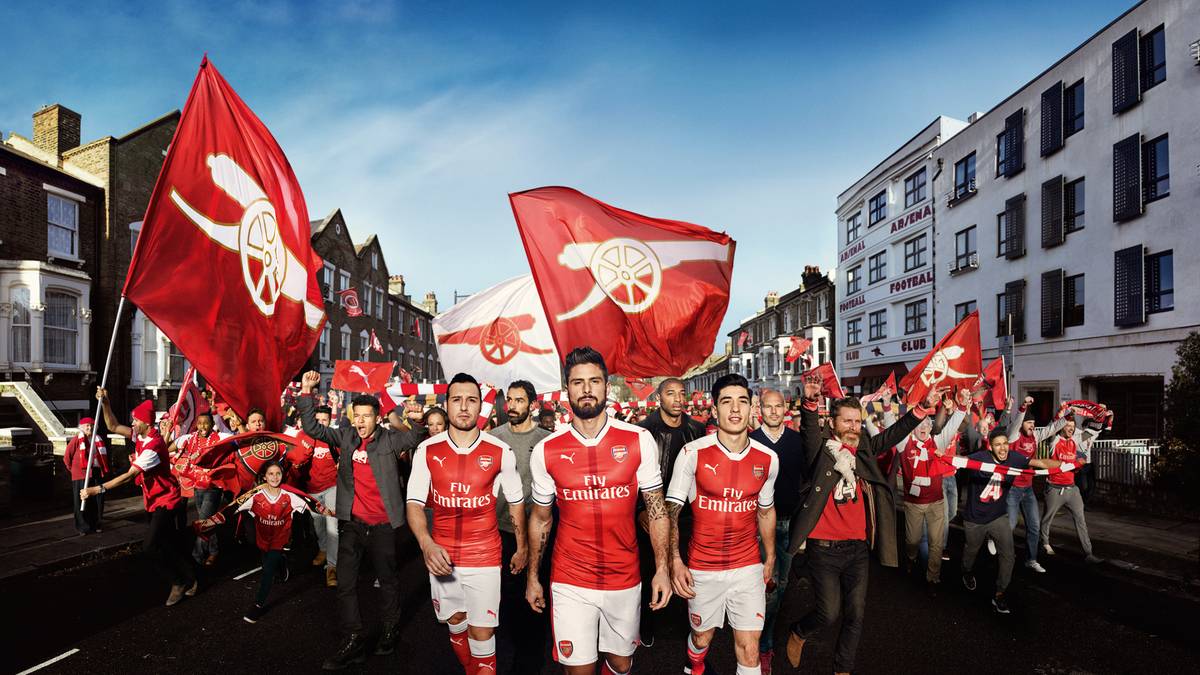 Mit den Fans im Rücken soll es dann nächste Saison der Meistertitel werden. Für den Angriff auf die Krone des englischen Fußballs marschiert Arsenal vor Beginn der neuen Saison im neuen Trikot durch London
