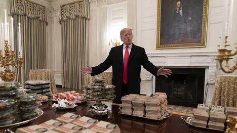 Football: Trump begrüßt Clemson Tigers mit Pommes und Pizza, US-Präsident Donald Trump begrüßt das Football-Team der Clemson Tigers mit Fast Food